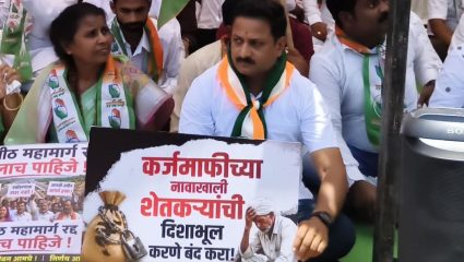 संपूर्ण कर्जमाफी करा ! शक्तिपीठ महामार्ग रद्द करा ! धाराशिवमध्ये कॉंग्रेसचे आंदोलन, कर्जमाफीच्या जीआरची केली होळी