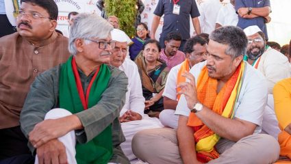 पंढरपुरात रोहित पवारांचे शेतकऱ्यांसाठी ‘अन्नत्याग आंदोलन’, २ लाख रुपयांपर्यंत कर्जमाफीची मागणी
