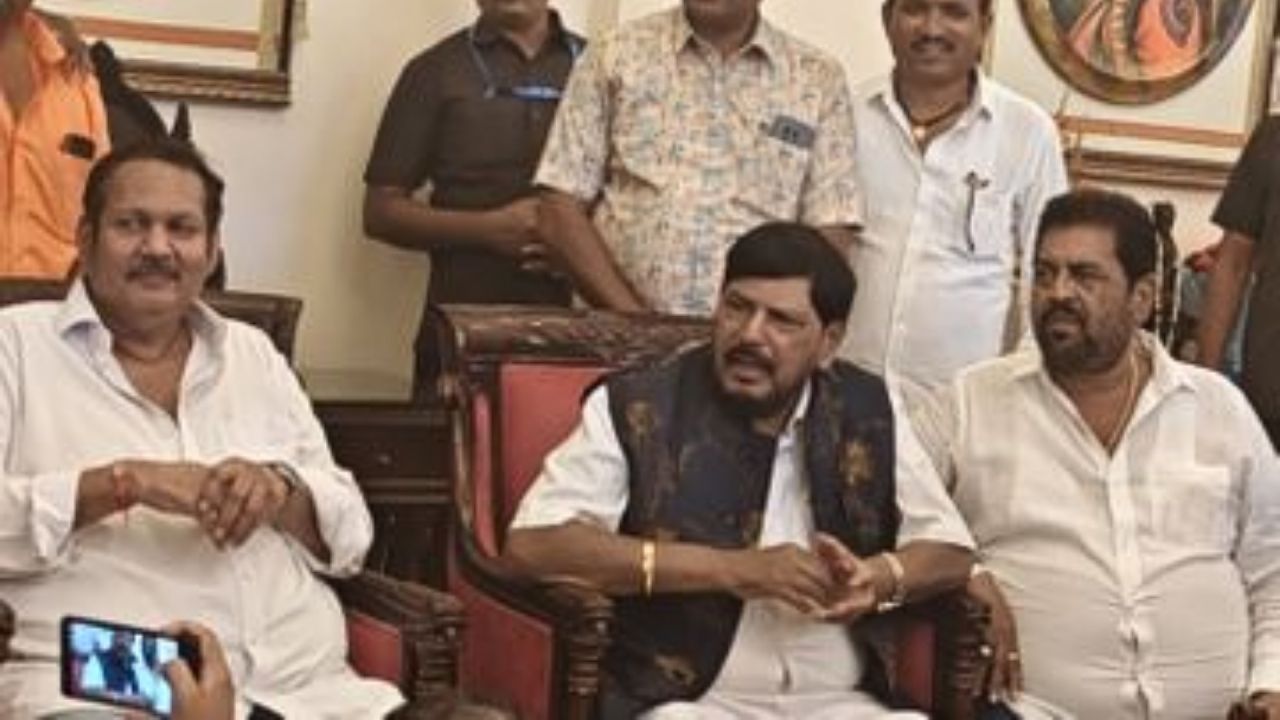 केंद्रीय मंत्री रामदास आठवले यांनी घेतली साताऱ्यात उदयनराजे यांची भेट, आगामी राजकीय समीकरणांवर चर्चा