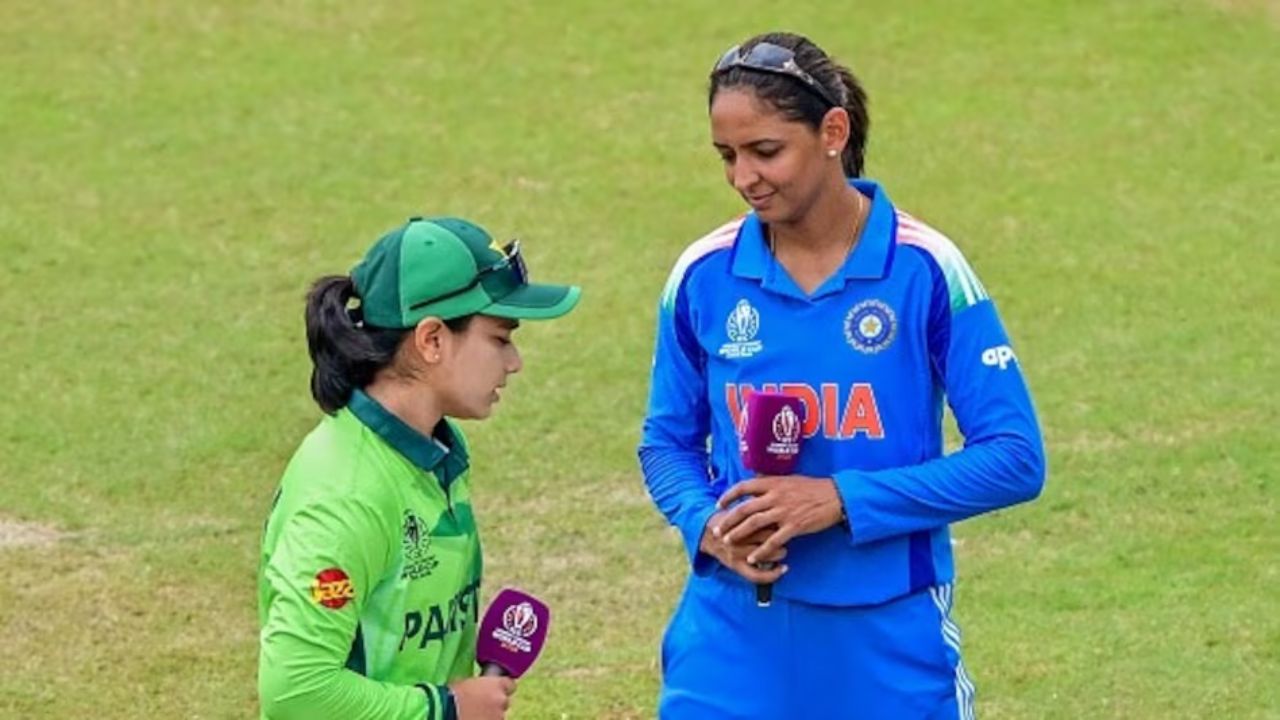 IND vs PAK सामन्यात ‘नो हँडशेक’चा पॉलिसी कायम; टॉस जिंकल्यानंतर हरमनप्रीत कौरने पाकिस्तानी कर्णधाराशी हात मिळवणं टाळलं!
