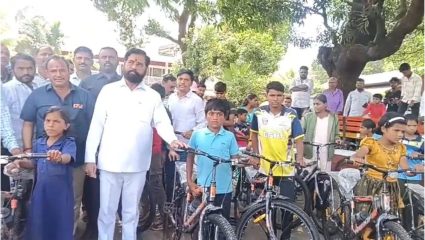 Mahabaleshwar: विद्यार्थ्यांची पायपीट थांबली! उपमुख्यमंत्री एकनाथ शिंदेंकडून कोयना-कांदाटीतील २५० विद्यार्थ्यांना सायकलींची भेट