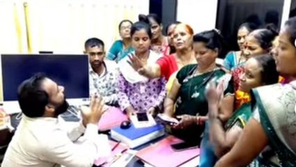 Satara News: पाणी द्या, नाहीतर पालिकेला टाळे ठोकू! समाधीचा माळ, गडकर आळीतील महिलांचा पालिकेत संतापाचा स्फोट