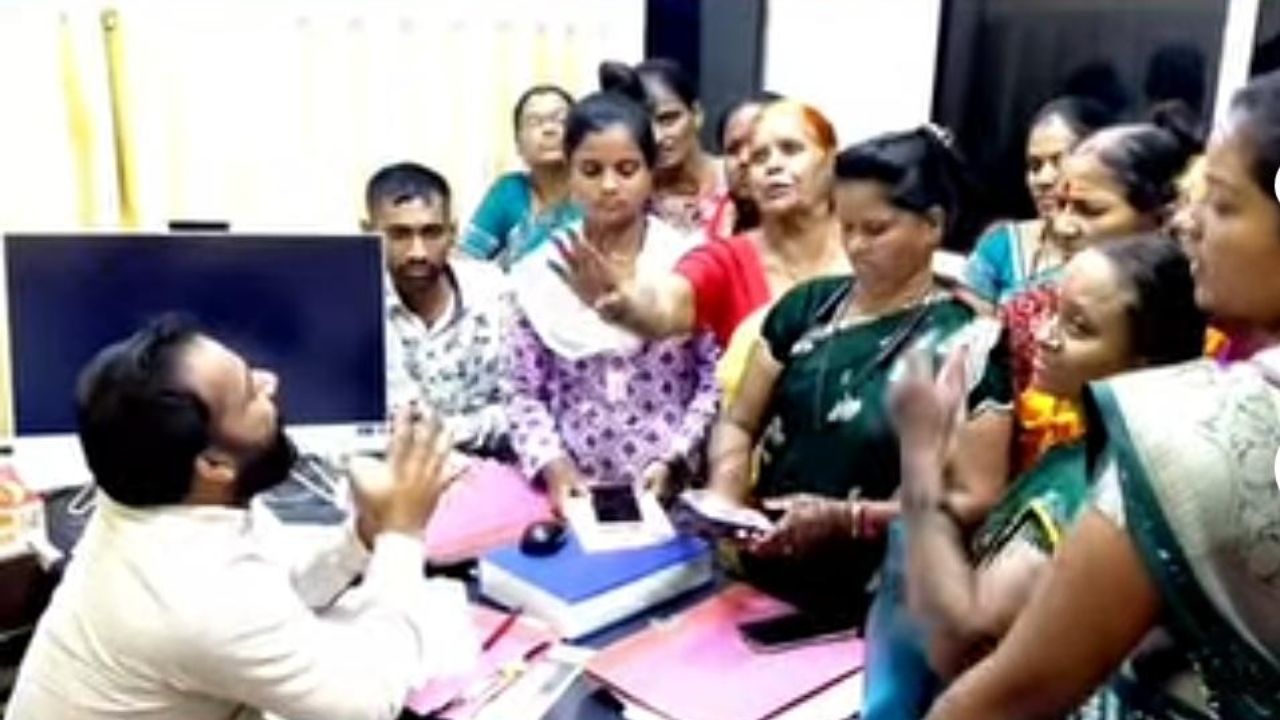 Satara News: पाणी द्या, नाहीतर पालिकेला टाळे ठोकू! समाधीचा माळ, गडकर आळीतील महिलांचा पालिकेत संतापाचा स्फोट