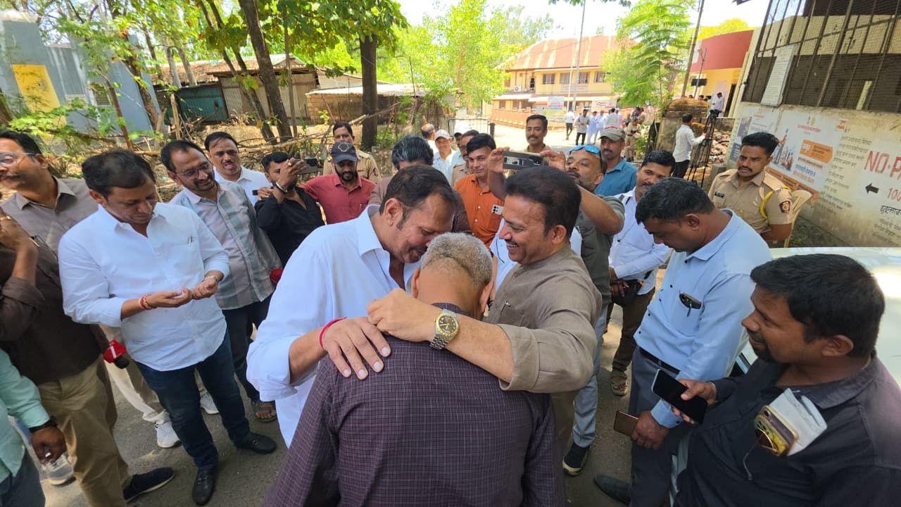 खासदार उदयनराजे आणि शशिकांत शिंदेंची मतदान केंद्रावर गळाभेट, राजकीय वर्तुळात चर्चांना उधाण