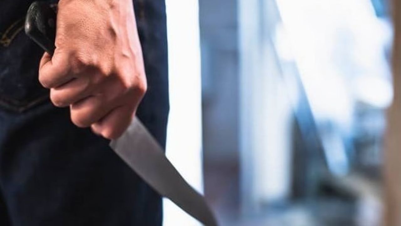 Crime News: धक्कादायक! बहिणीच्या कॉलेज प्रवेशासाठी गेलेल्या तरुणावर चाकूने जीवघेणा हल्ला; आझाद कॉलेज परिसरातील थरार