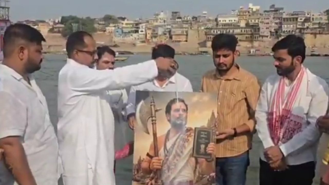 ‘परशुराम अवतार आणि हातात संविधान,’ काँग्रेस कार्यकर्त्यांकडून राहुल गांधी यांच्या पोस्टरवर दुग्धाभिषेक
