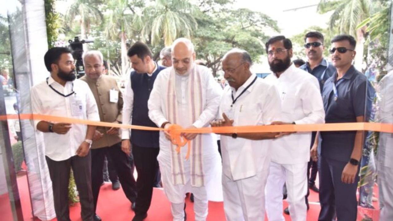 अमित शाह यांचे मुंबईत आगमन; फडणवीसांकडून स्वागत, इचलकरंजी जनता सहकारी बँकेच्या नव्या इमारतीचे उद्घाटन