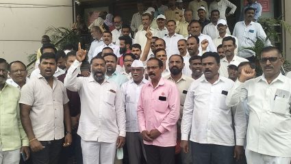 पाणीबंदीविरोधात कराडात शेतकऱ्यांचा एल्गार; कराड तहसील कार्यालयासमोर निदर्शने, उपसा बंदीचा निर्णय मागे न घेतल्यास जिल्हाभर आंदोलन