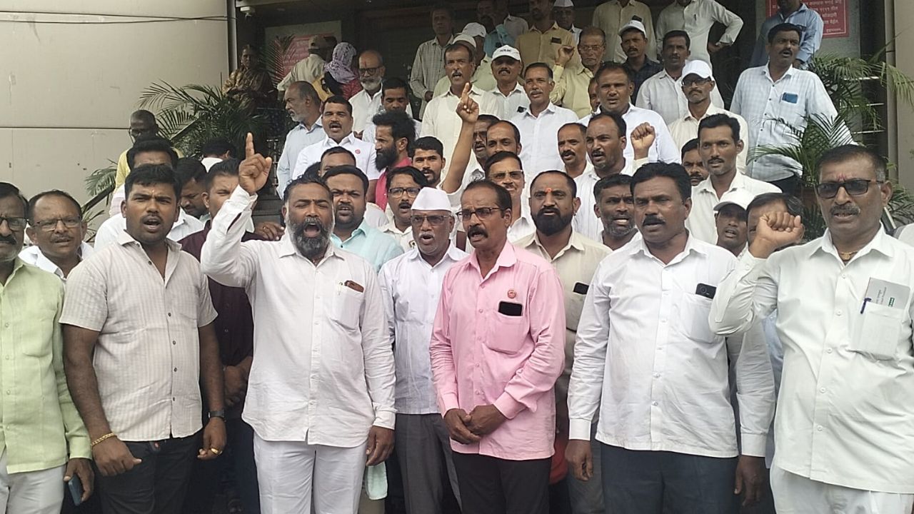 पाणीबंदीविरोधात कराडात शेतकऱ्यांचा एल्गार; कराड तहसील कार्यालयासमोर निदर्शने, उपसा बंदीचा निर्णय मागे न घेतल्यास जिल्हाभर आंदोलन