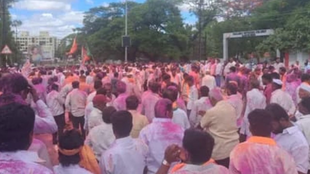राजाभाऊ राऊतांच्या विजयाने बार्शीत जल्लोषाचा महास्फोट! फटाक्यांची आतषबाजीत भाजप – महायुती कार्यकर्त्यांनी साजरी केली दिवाळी