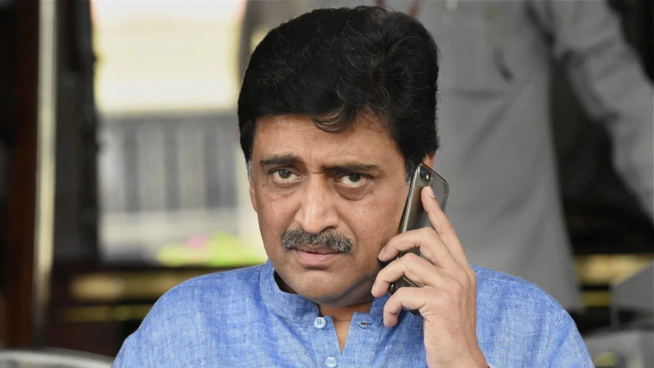 ‘स्वतःच्या रक्ताशी गद्दारी करत नाही ना?’, संविधान हत्या दिनाच्या पोस्टवरून काँग्रेसचा अशोक चव्हाणांना टोला