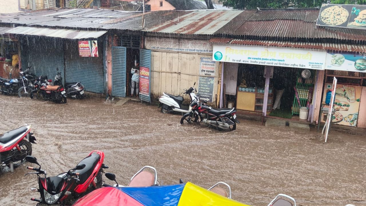 Satara News : वाई मुख्य रस्त्याला नदीचे स्वरूप, नगरपालिकेची बंदिस्त गटारे योजना सपशेल फेल