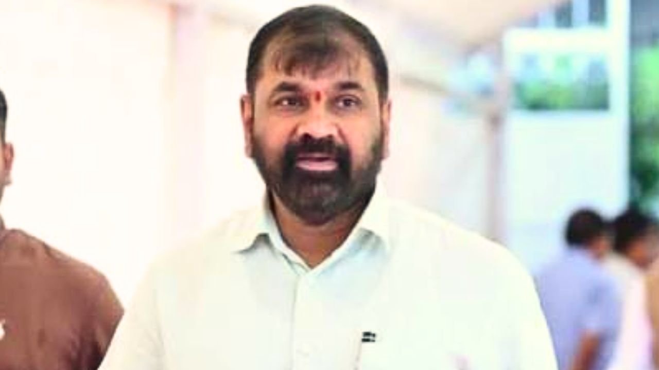‘सोबत असलो तर चांगले, नाहीतर नालायक’; शिंदे गटात प्रवेशानंतर सचिन अहिर यांची पहिली प्रतिक्रिया, ठाकरे गटावर केला पलटवार