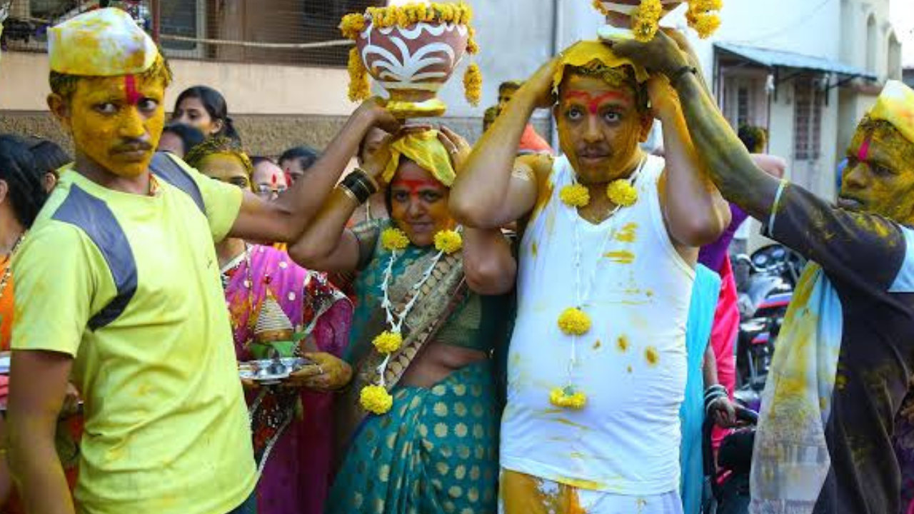 ग्रामीण महाराष्ट्रातील ‘घुगुळ’ची प्री-वेडिंग परंपरा! कुलदेवतेला लग्नाला बोलावण्याची अनोखी प्रथा!
