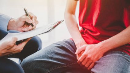 वयाच्या ५० व्या वर्षांनंतर पुरुषांमध्ये का वाढतोय Prostate Cancer चा धोका? शरीरात दिसणाऱ्या ‘या’ लक्षणांकडे अजिबात करू नका दुर्लक्