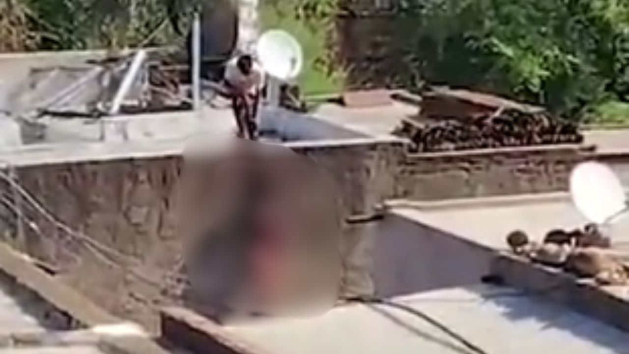 क्रुरतेची पराकाष्ठा! सनकी आशिकने अल्पवयीन मुलीची कुऱ्हाडीने केली हत्या, गळ्यात दोरी बांधत छतावर लटकवले शरीर