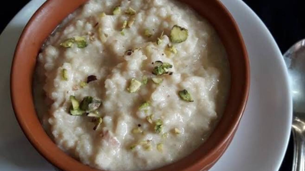 सकाळच्या नाश्त्यात किंवा दुपारच्या जेवणात नियमित वाटीभर दही खावे. दही खाल्ल्यानंतर शरीरात थंडावा टिकून राहतो आणि आरोग्य सुधारण्यास मदत होते. दह्यात प्रथिने, फायबर आणि खनिजे मोठ्या प्रमाणात असतात.