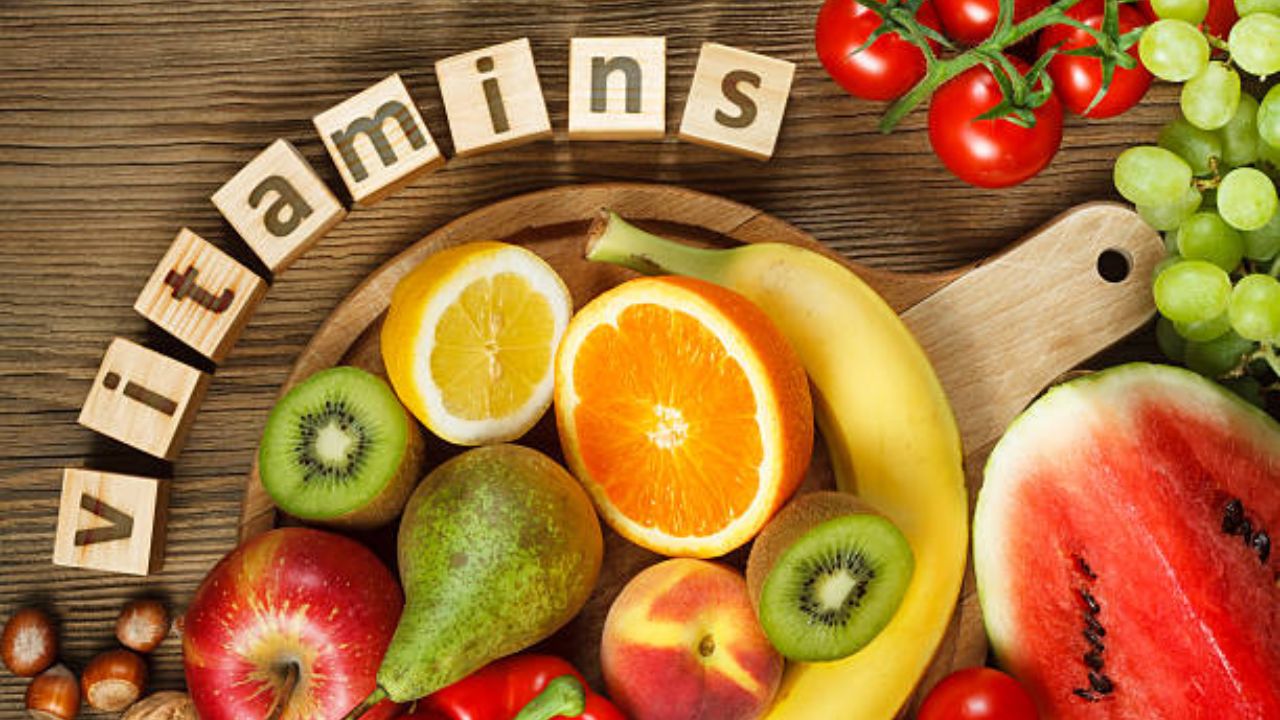 Vitamin Deficiency: शरीरात ‘या’ विटामिनची कमतरता निर्माण झाल्यानंतर आरोग्यासंबंधित उद्भवतात गंभीर समस्या,  वेळीच व्हा सावध