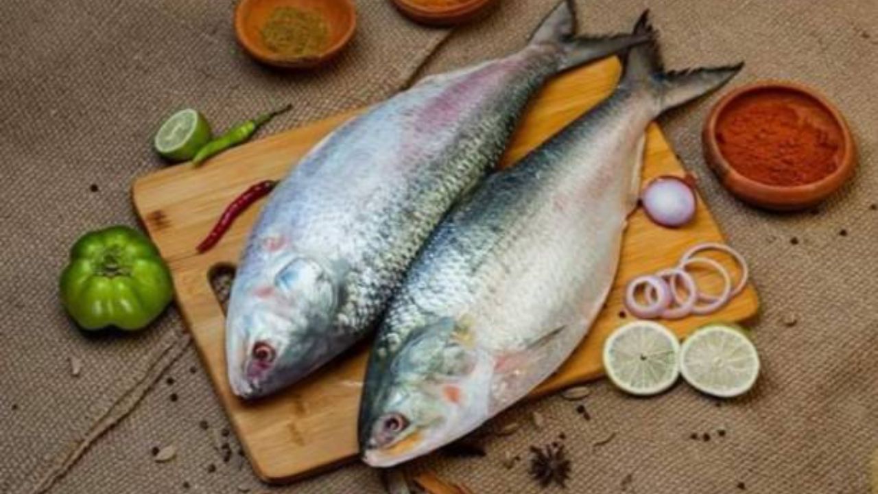 शरीरात वाढलेले खराब कोलेस्ट्रॉल बाहेर काढून टाकण्यासाठी आहारात माशांचे सेवन करावे. आठवड्यातून दोनदा किंवा तीनदा मासे खाल्ल्यास रक्तप्रवाह सुरळीत चालू राहतो.