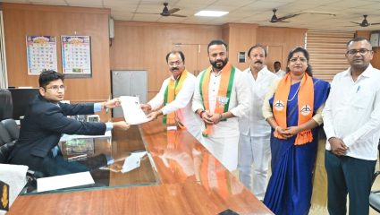 भाजपाकडून राजेंद्र राऊतांनी दाखल केला अर्ज, जोरदार शक्तीप्रदर्शन, दिग्गजांची उपस्थिती