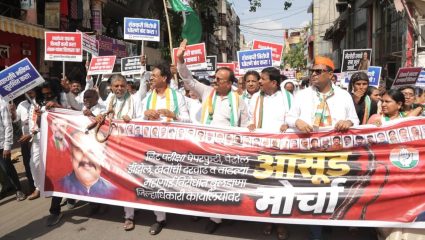 बुलढाणा शहरात काँग्रेसकडून भव्य आसूड मोर्चा, वाढती महागाई, इंधन टंचाई, नीटपेपरफुटी वरून काँग्रेसचे जोरदार आंदोलन