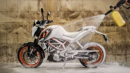 बाईक स्वच्छ करताना ‘या’ चुका टाळा, नाहीतर पडेल हजारोंचा खर्च ! छोट्या दुर्लक्षामुळे होऊ शकते मोठी हानी
