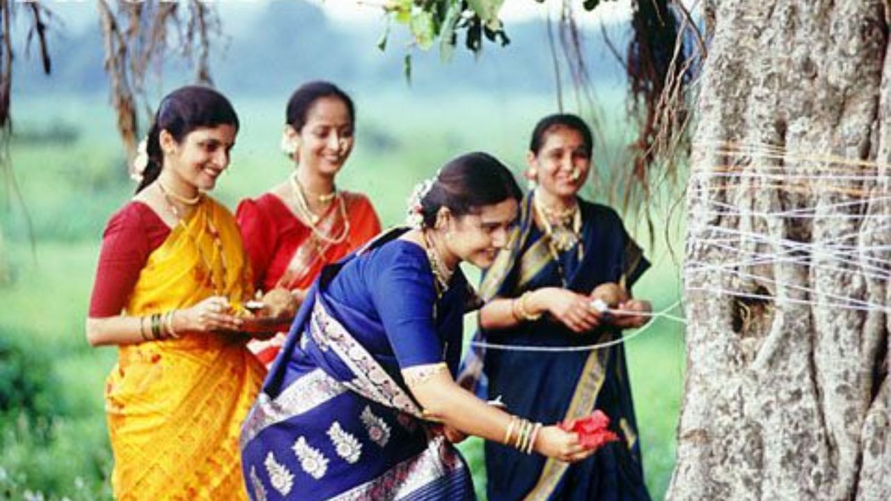 Vat Purnima 2026: वटपौर्णिमेला चुकूनही नेसू नका या रंगांची साडी, जाणून घ्या ज्योतिषशास्त्रीय आणि धार्मिक नियम