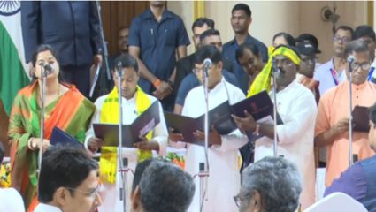 West Bengal Cabinet Expansion : पश्चिम बंगालच्या राजकारणात मोठी घडामोड;  शुभेंदू कॅबिनेटमध्ये 35 मंत्र्यांचा समावेश