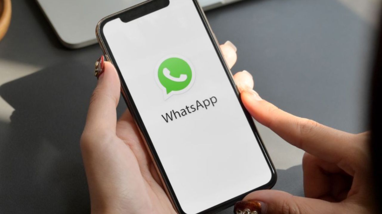 iPhone यूजर्सची प्रतीक्षा संपणार? WhatsApp वर येणार मेसेज शेड्यूल फीचर, जाणून घ्या सविस्तर