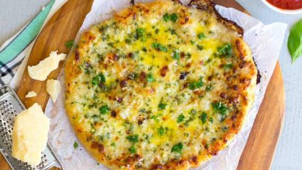 Recipe : घरच्या घरी बनवा ‘गार्लिक चीज पिझ्झा’; प्रत्येक घासात मिळेल आनंद