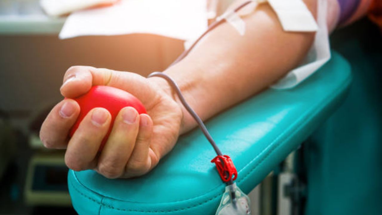 World Blood Donor Day : एक थेंब आशेचा! रक्तदानात महाराष्ट्र आघाडीवर; 10 लाखांचा आकडा होतोय पार