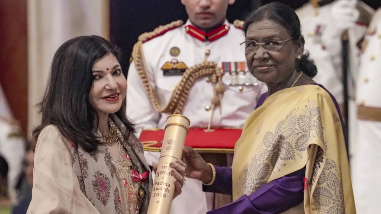 Padma Awards 2026: अलका याज्ञिक यांना पद्मभूषण, पण प्रकृतीने वेधलं लक्ष; सहकाऱ्यांच्या मदतीने पोहोचल्या व्यासपीठावर