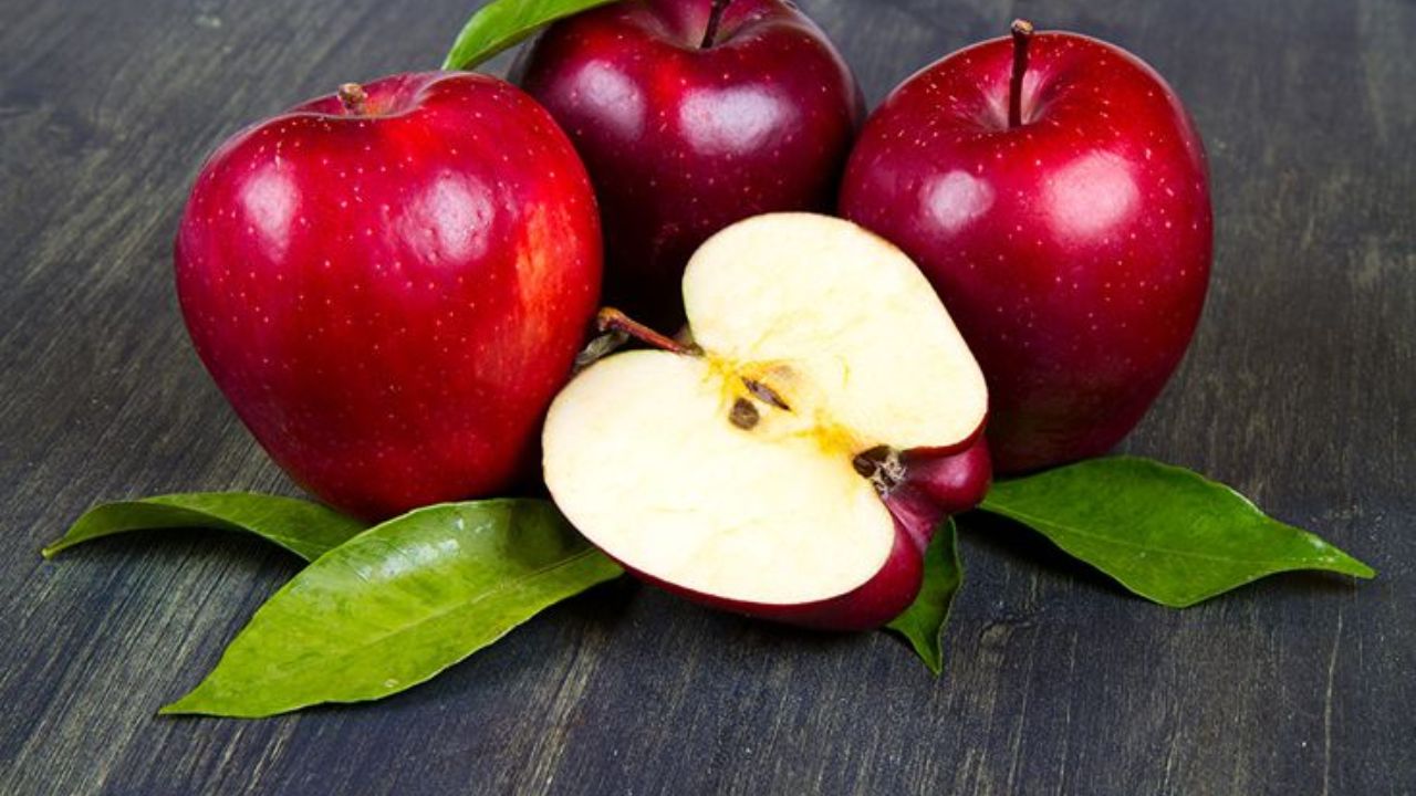 ‘An Apple a Day’ फक्त म्हण नाही! सकाळी रिकाम्या पोटी सफरचंद खाल्ल्यास मिळतात ‘हे’ जबरदस्त फायदे