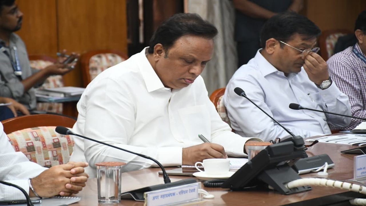 Mumbai News : पूर रोखण्यासाठी मोठी तयारी; रेल्वे मार्गांवर पंप, मायक्रो टनेल आणि नालेसफाईचा आढावा