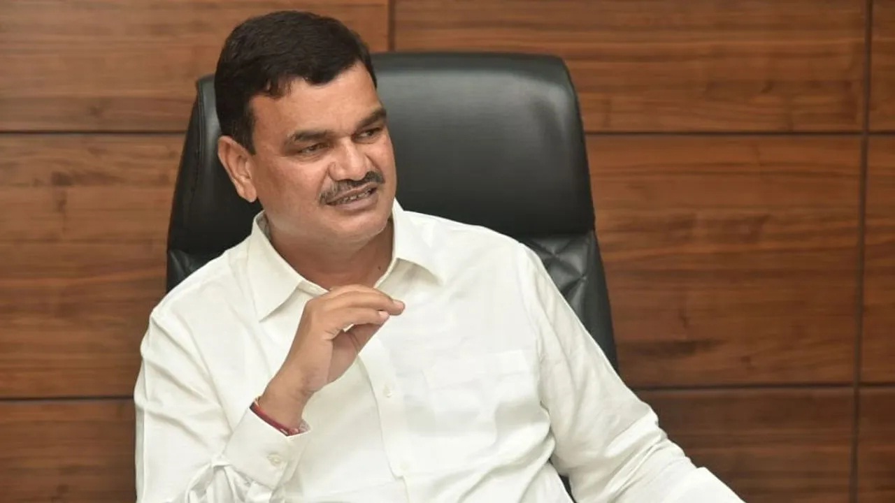 कृषिमंत्री दत्तात्रय भरणे वादाच्या भोवऱ्यात, शेतकऱ्याशी झालेल्या संवादाचा व्हिडिओ व्हायरल; विरोधकांकडून टीकेची झोड