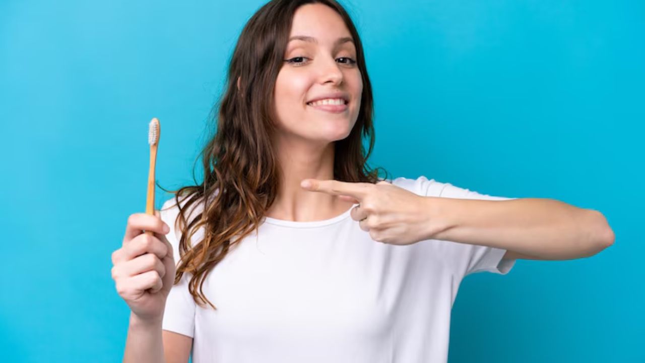 Oral  Health: अनेक दिवसांपासून एकच टूथब्रश वापरता? आरोग्यासाठी ठरू शकतो धोकादायक; जाणून घ्या बदलण्याची योग्य वेळ