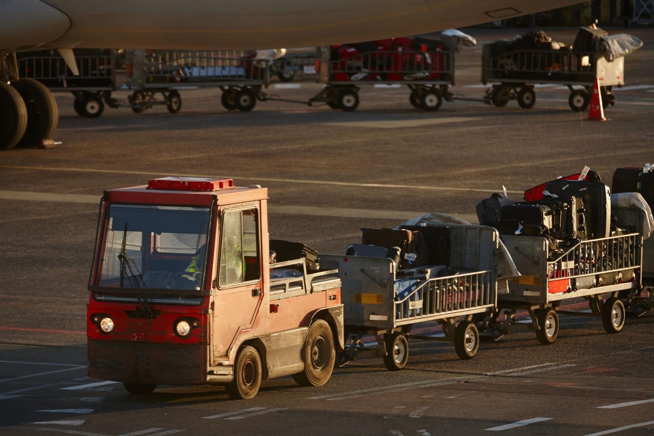 बॅगेज ट्रॅक्टर (Baggage Tractor)- प्रवाशांचे सामान टर्मिनलपासून विमानापर्यंत पोहोचवण्यासाठी बॅगेज ट्रॅक्टरचा वापर होतो. ही वाहने आकाराने लहान पण अत्यंत टिकाऊ असतात. अरुंद जागेत सहज वळण्यासाठी त्यांची रचना विशेष प्रकारे केली जाते.