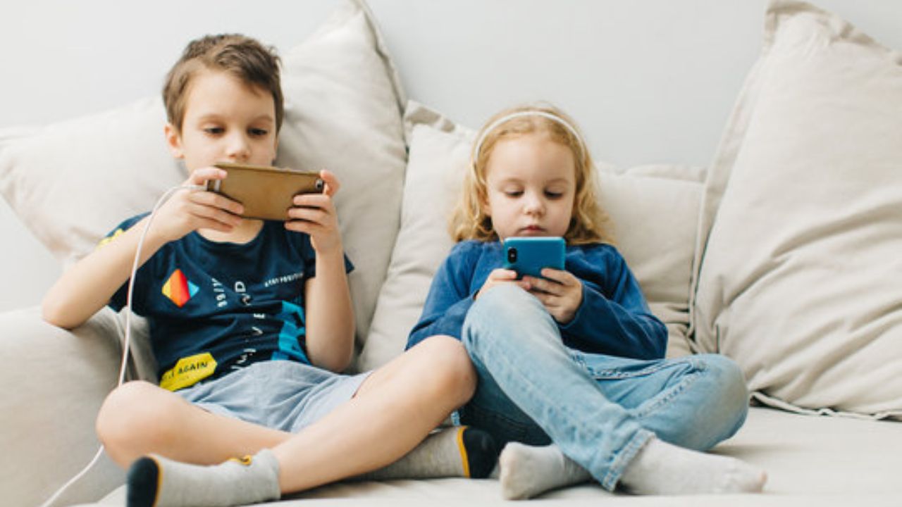 Parenting Tips: सुट्टीत मुलांचा स्क्रीनटाइम वाढलाय? मोबाईलपासून दूर ठेवण्यासाठी करा ‘हे’ सोपे उपाय