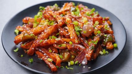 Chilli Potato: फक्त १५ मिनिटांत बनवा रेस्टॉरंटसारखे क्रिस्पी चिली पोटॅटो; चव अशी की पुन्हा पुन्हा खाल, वाचा सोपी रेसिपी