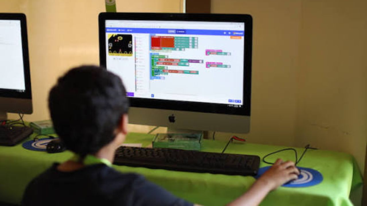 Coding for Kids: लहान मुलांना कोडिंग का आणि कधी शिकवावे? महागड्या कोर्सेसच्या जाळ्यात अडकण्यापूर्वी वाचा हा महत्त्वाचा सल्ला