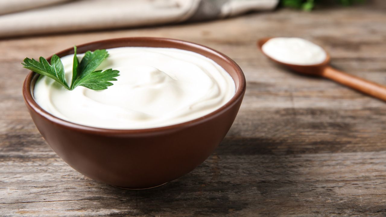 Curd Benefits: दह्यासोबत साखर की मीठ काय खावे? आरोग्यासाठी नेमकं काय अधिक फायदेशीर? जाणून घ्या