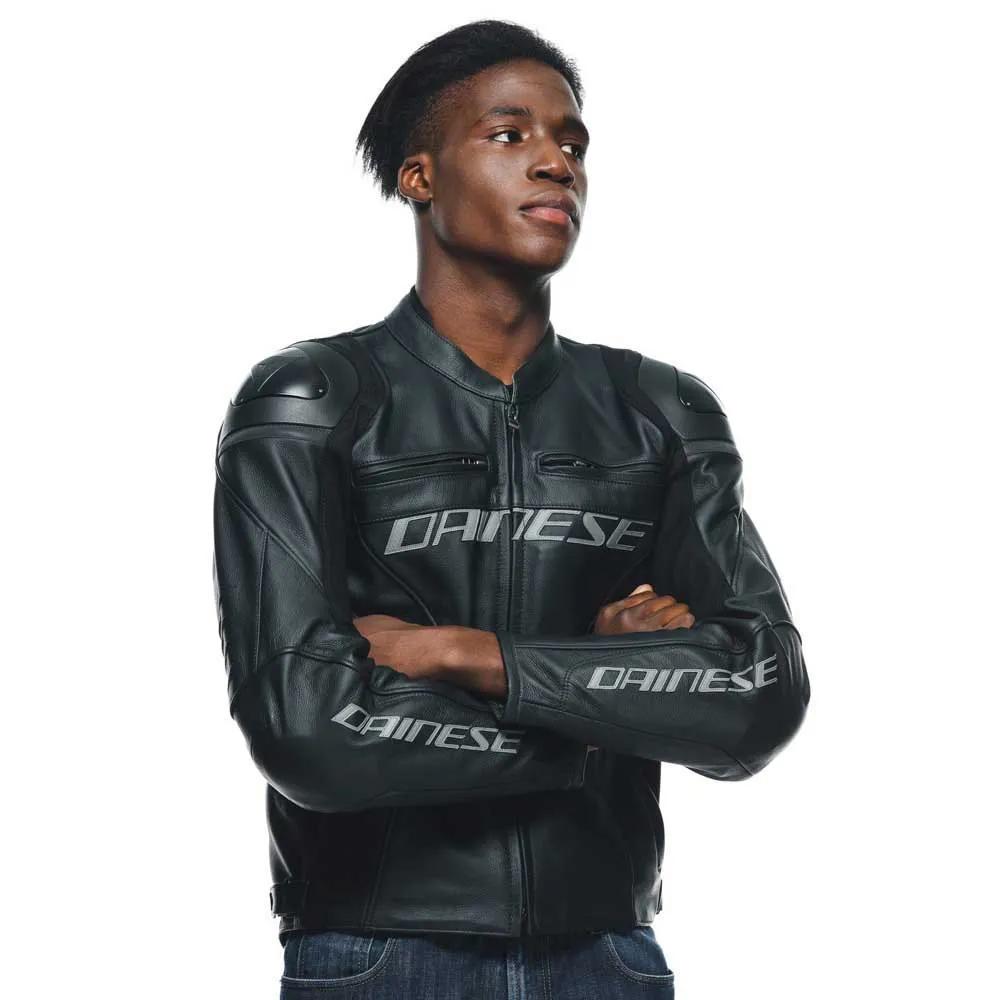 Dainese Racing 4 Leather Jacket किंमत: $650 – $750 (₹56,000 – ₹65,000) इटलीच्या डेनिजे ब्रँडचे हे जॅकेट प्रोफेशनल रेसर्समध्ये खूप लोकप्रिय आहे. प्रीमियम काऊहाइड लेदर, खांदा व कोपर प्रोटेक्टर आणि स्पोर्टी डिझाइन यामुळे हे जॅकेट सुरक्षिततेसह आकर्षक लूक देते.