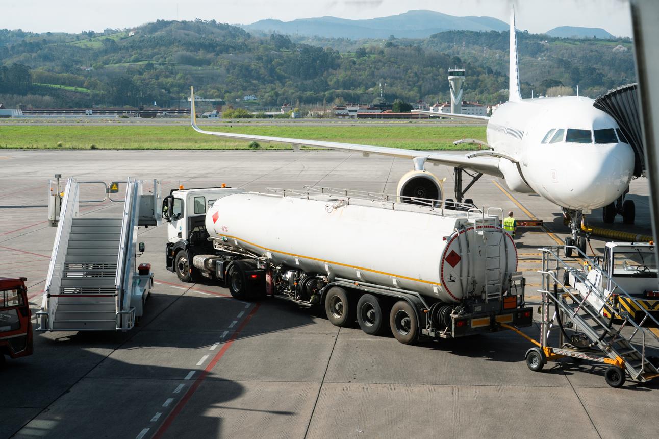 फ्युएल बाउझर (Aircraft Fuel Bowser)- विमानांना इंधन भरण्यासाठी फ्युएल बाउझर वापरले जाते. या वाहनांमध्ये सुरक्षितता ही सर्वात महत्त्वाची बाब असते. अँटी-स्टॅटिक प्रणाली, विशेष पंप आणि अचूक इंधन मोजणी यंत्रणा त्यात बसवलेली असते.