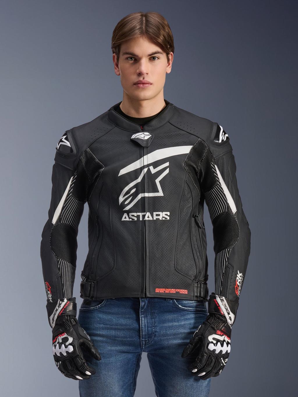 Alpinestars GP Plus R V4 किंमत: $500 – $650 (₹43,000 – ₹56,000) अल्पाइनस्टार्स हे मोटोजीपीमध्ये प्रसिद्ध नाव आहे. हे जॅकेट CE प्रमाणित आर्मर, उत्कृष्ट वेंटिलेशन आणि रेसिंग-स्टाईल फिटमुळे जगभरातील रायडर्सची पसंती आहे.