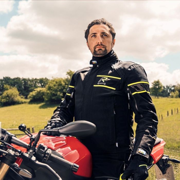 Klim Badlands Pro किंमत: $1,100 – $1,400 (₹95,000 – ₹1.20 लाख) अॅडव्हेंचर रायडर्ससाठी हे जगातील सर्वोत्तम जॅकेट्सपैकी एक आहे. Gore-Tex मटेरियल, जलरोधक रचना आणि मजबूत संरक्षण यामुळे लांबच्या प्रवासासाठी आदर्श ठरते.