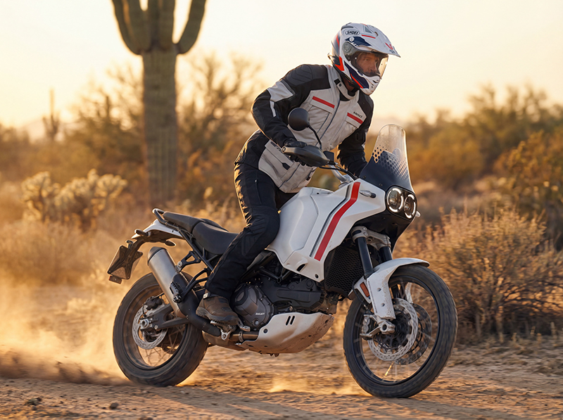 Held Carese Evo किंमत: $900 – $1,100 (₹77,000 – ₹95,000) जर्मनीच्या हेल्ड कंपनीचे हे जॅकेट उच्च दर्जाच्या फॅब्रिक आणि सुरक्षेसाठी ओळखले जाते. सर्व प्रकारच्या हवामानात वापरता येते.