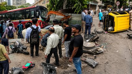 Best Accident : स्टेअरिंगवरील नियंत्रण सुटल्याने दादरमध्ये भीषण अपघात; ३-४ वाहनांना धडक, २ जणांचा मृत्यू, अनेक जखमी