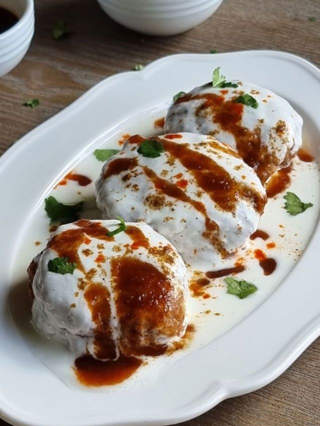 उडीद डाळीपासून तयार करा स्वादिष्ट दही वडे