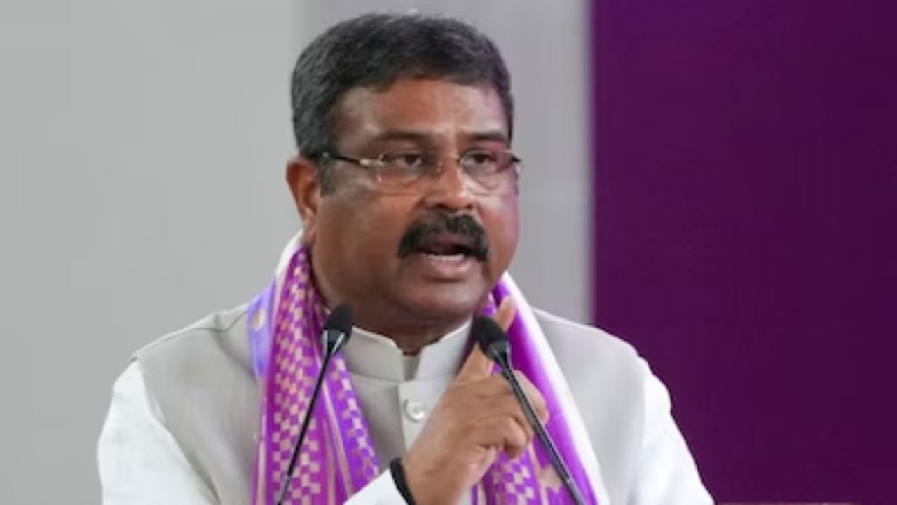 Education Ministers Degrees: शिक्षण क्षेत्राचे नियम ठरवणारे आपले शिक्षणमंत्री स्वतः किती शिकलेले आहेत? जाणून घ्या एका क्लिकवर..