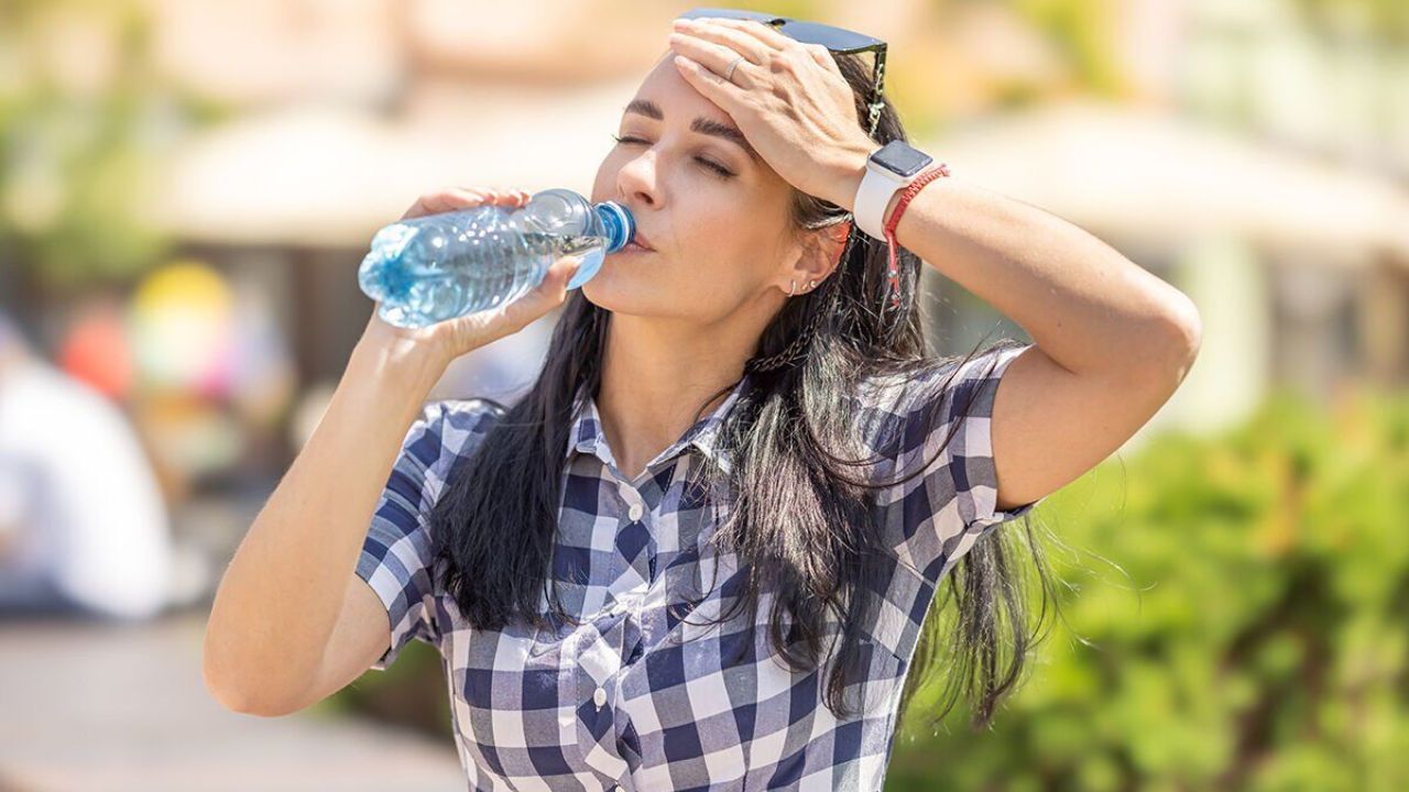 Dehydration: वारंवार तहान, थकवा? शरीर देतंय इशारा! वेळीच ओळखा डिहायड्रेशनची लक्षणे, अन्यथा…